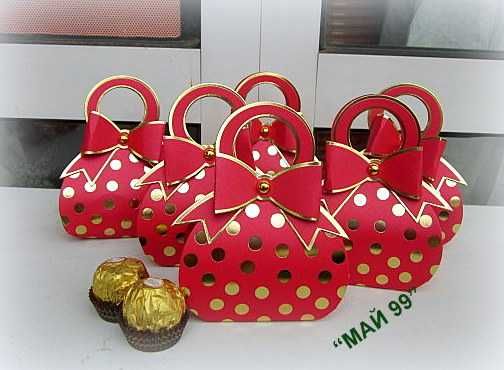 Чантичка на златни точки за бонбони