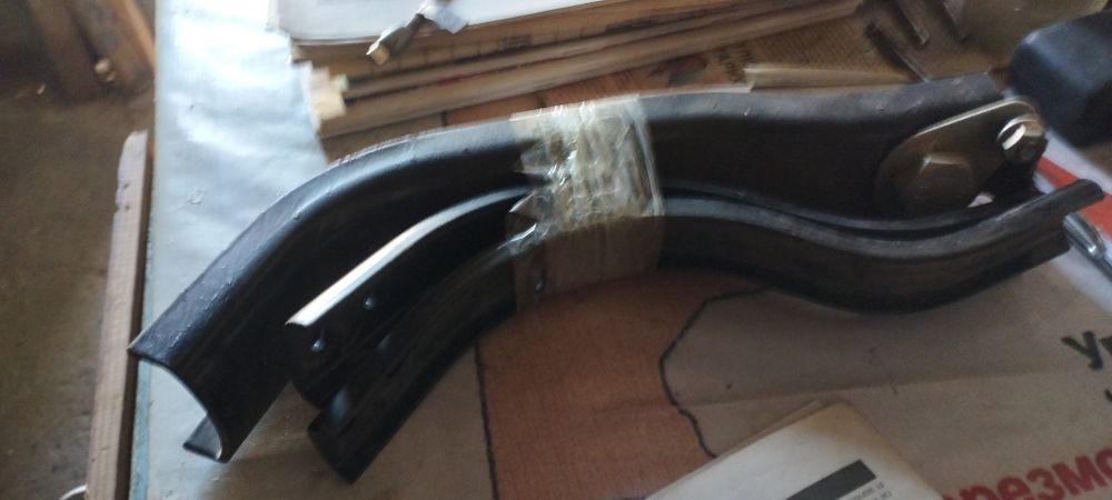 Продам крепления для запасного колеса грузовой Газели