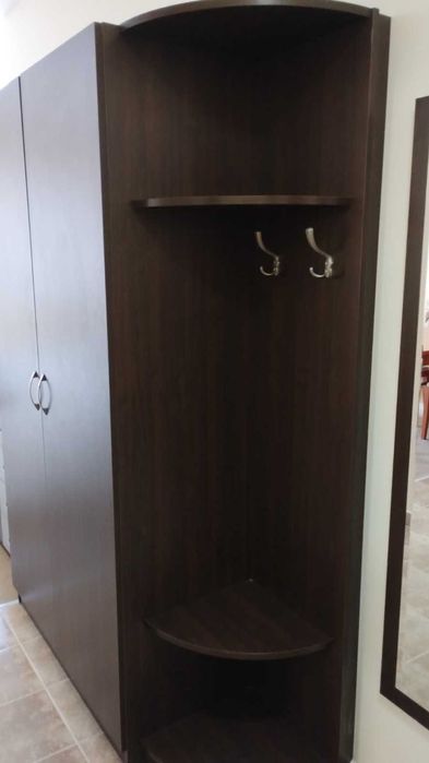 Маса с 4 стола,портманто,шкаф,спалня,дивани тройка,двойка,холна маса