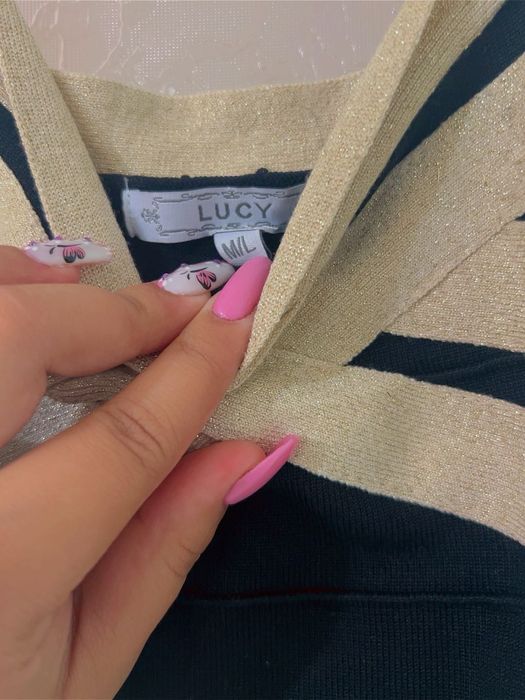 Дамска рокля, малко над коляното