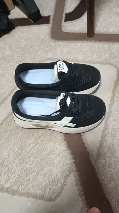 В продаже имеются женские кроссовки