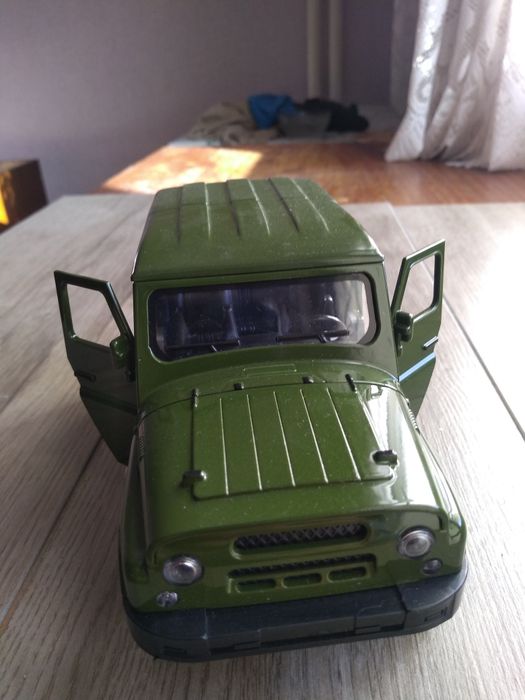 Военен джип  Uaz-469.  1:18.