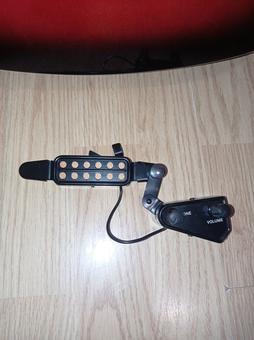 CHITARA ACUSTICA,SUNET CLAR SI FRUMOS,NOUA + HUSA SI Microfon Acustic .Pret - 750 Negociabil .