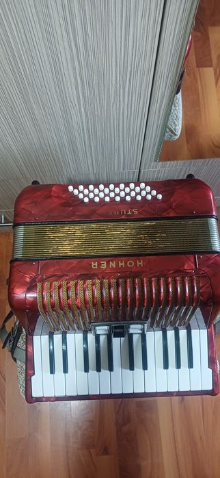 Vând acordeon hohner student