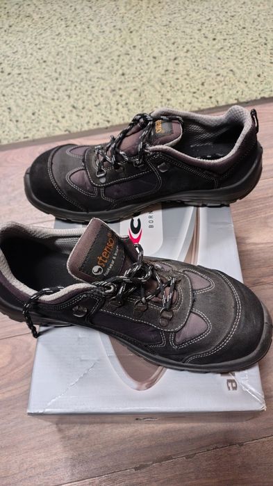 Работни обувки с бомбе