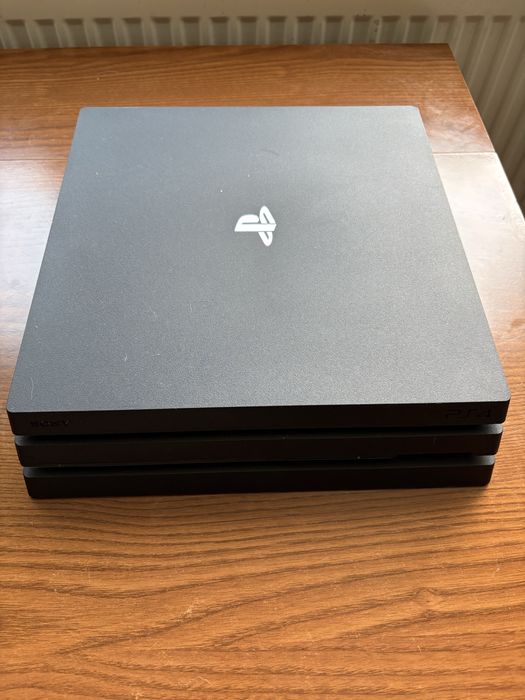 PS4 PRO 1TB + 2 controllere