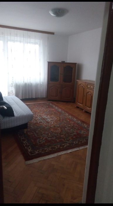 Închiriez apartament 2 camere ,decomandat,ultracentral, lângă Primărie