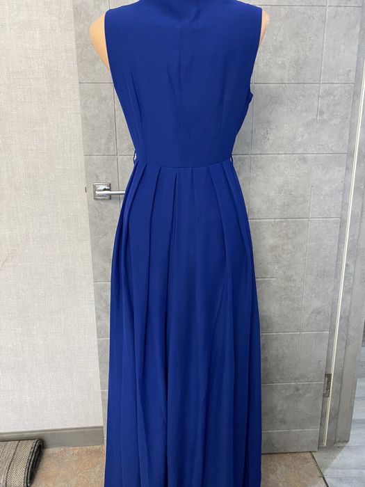 Красивое длинное синее платье