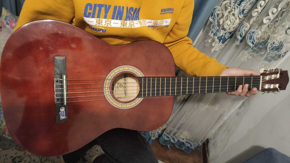 Гитара в отличном состояние