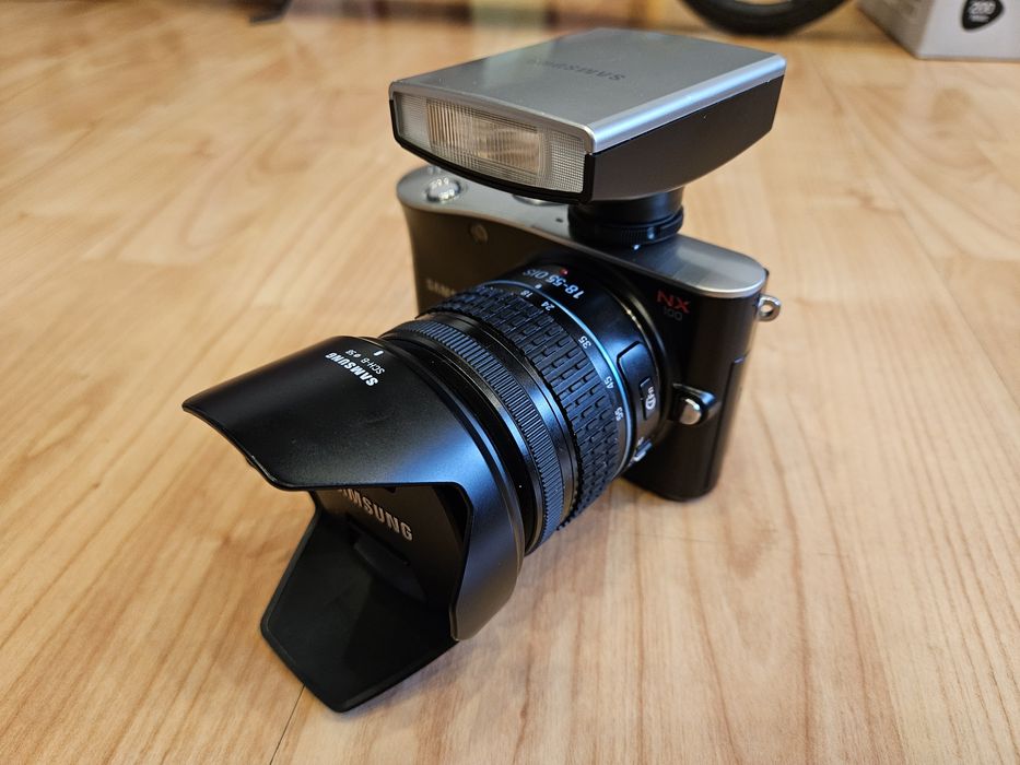 Samsung NX100 cu obiectiv 18-55mm