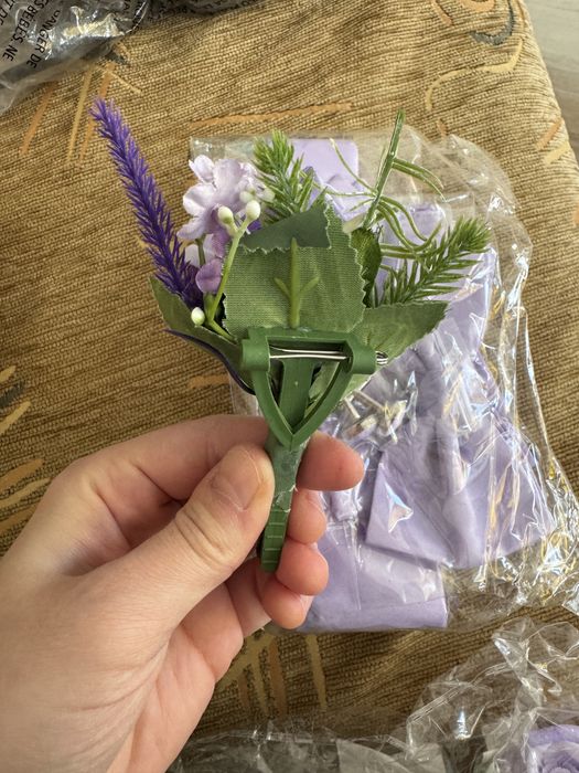 Лилави бутониери и комплект вратовръзка кърпичка и маншетни копчета