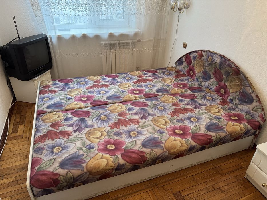 Отдам кровать и 2 телевизора