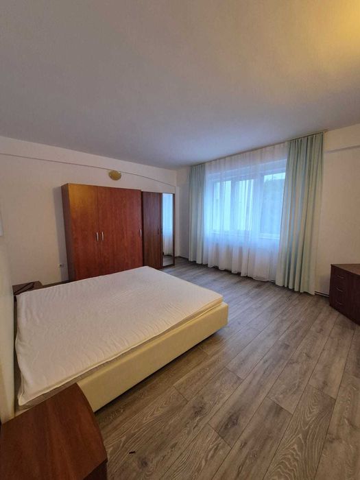 Inchiriez apartament cu 3 camere, bloc nou, zona centrala + loc de parcare