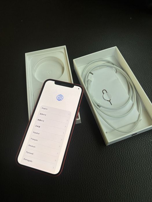 Iphone 12 - червен