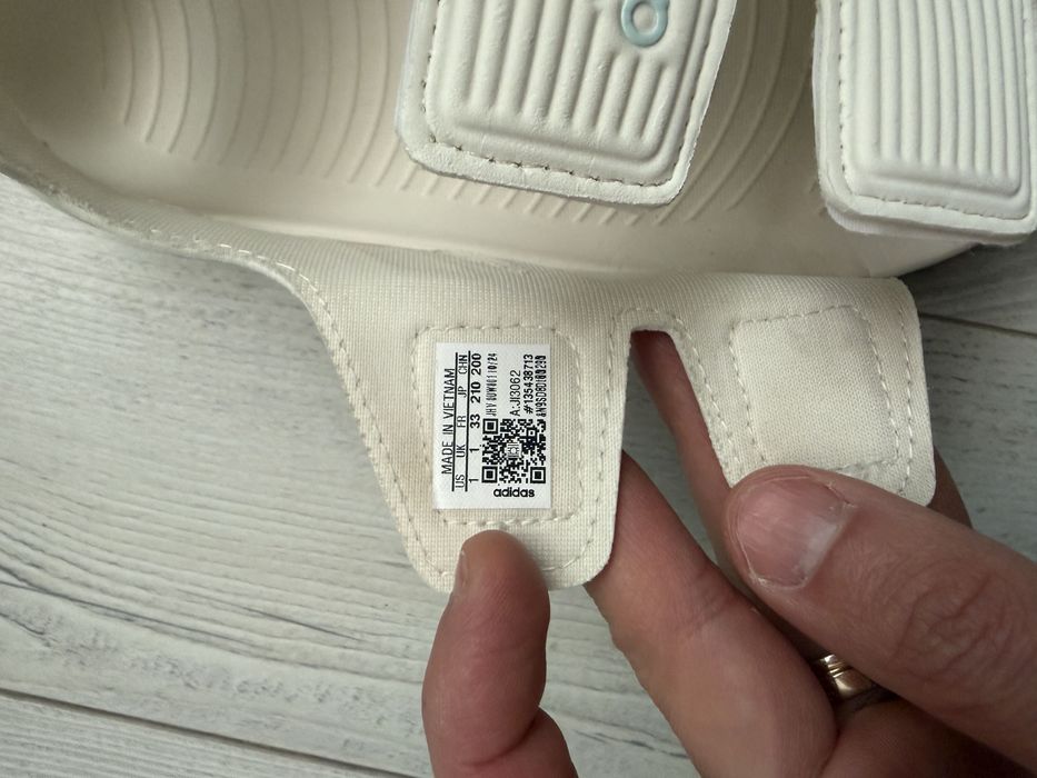 Оригинални сандали Адидас номер 33 с подарък сандали Mat Star номер 33