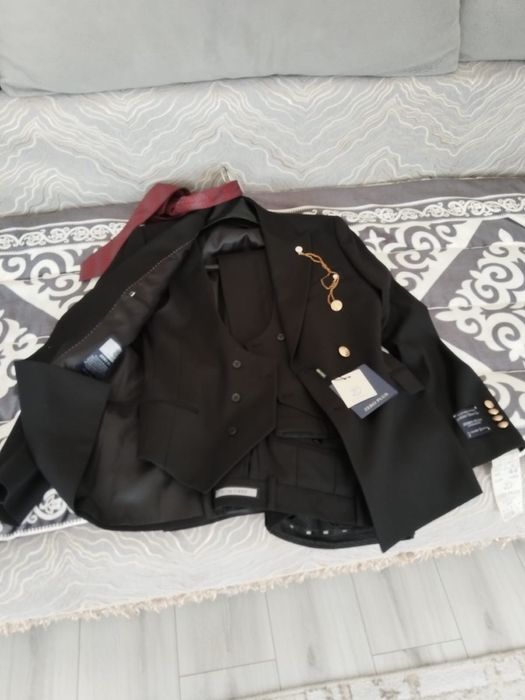 Продается мужской костюм