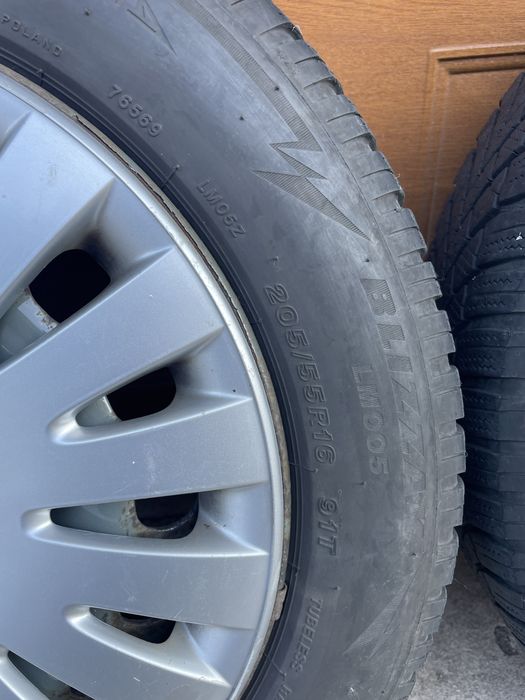 Зимни гуми с оригинални джанти и тасове за Фолксваген пасат
