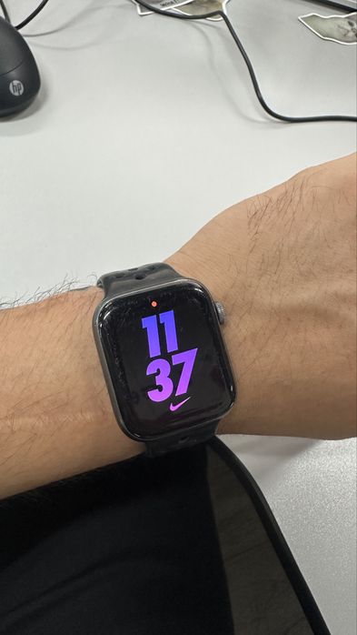 Apple Watch Series 4 в отличном состоянии
