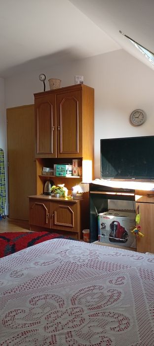 Închiriez camera la o femeie pe termen lung