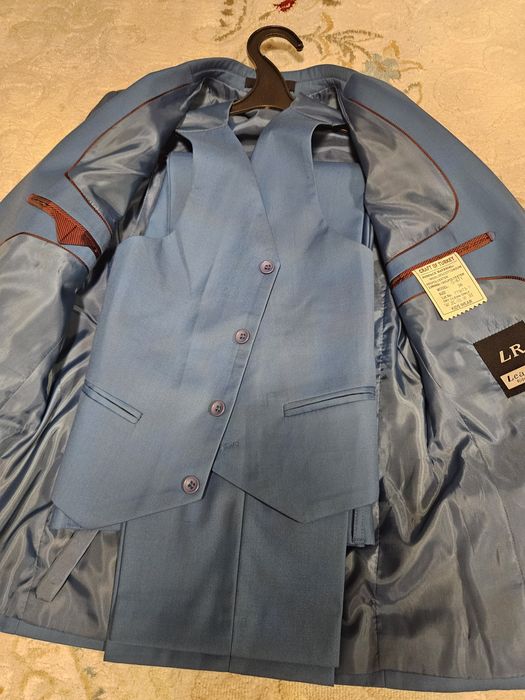 Продам костюм тройка