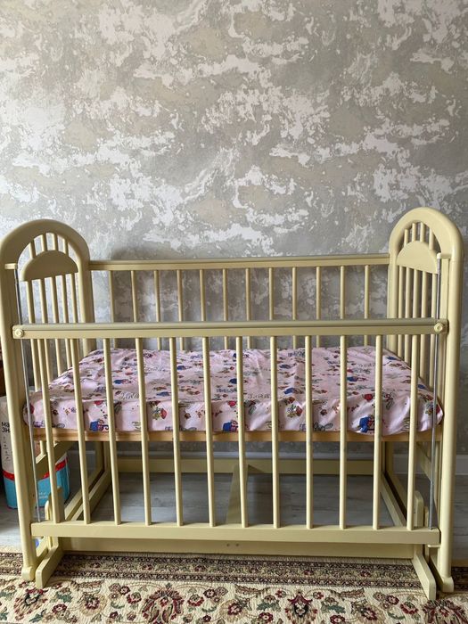 Продам детский манеж с постелью