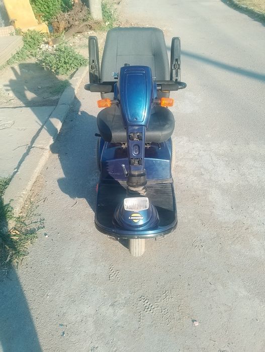 Електрически скутер-триколка