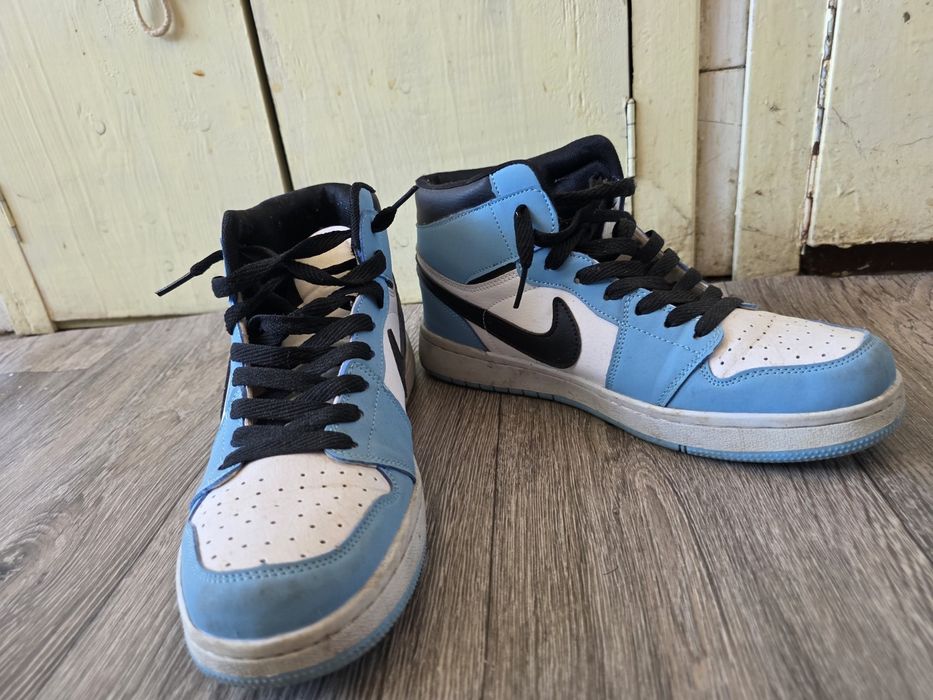 Nike Air Jordan 1 Mid “University Blue / Black / White”