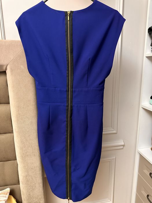 Платье на молнии сзади