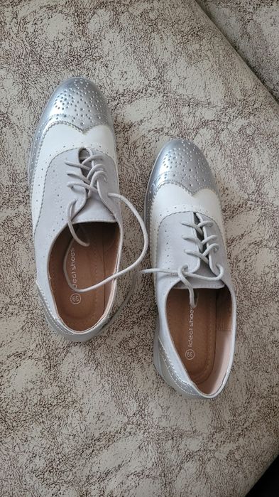 Продам женские туфли.