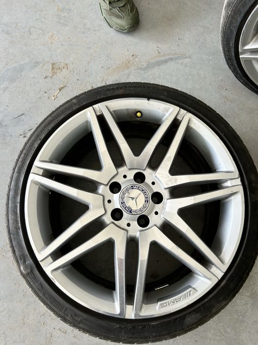 Оригинални Амг джанти с гуми