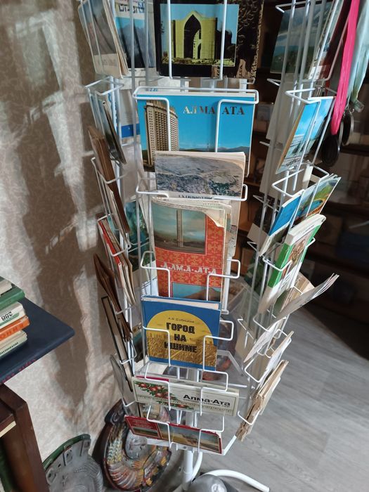 Стойки для открыток, книг, дисков, мелочи