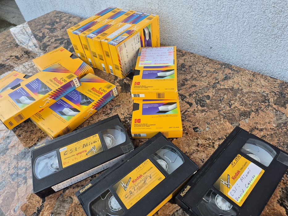 Vând 40 casete video Kodak  VHS ,240 minute originale colectie filme,Triler,
