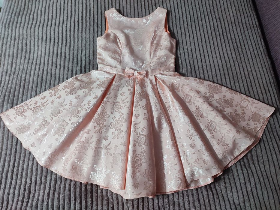 Платье нарядное персикового цвета