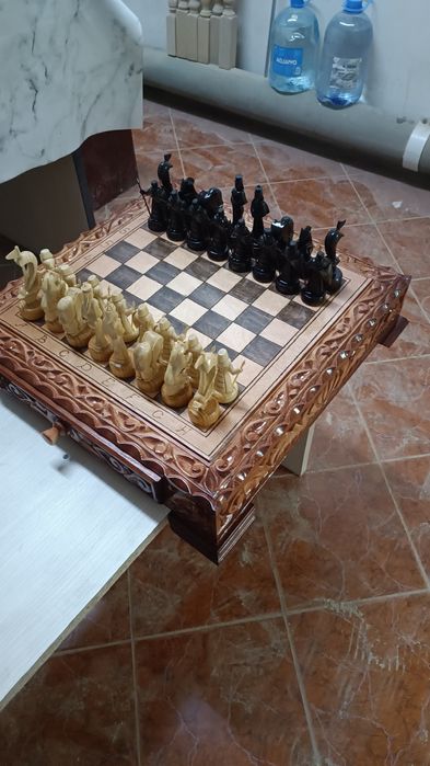 Шахматный ларец с фигурами.