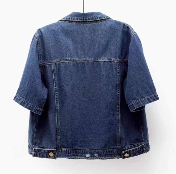 Джинсовая рубашка с коротким рукавом.