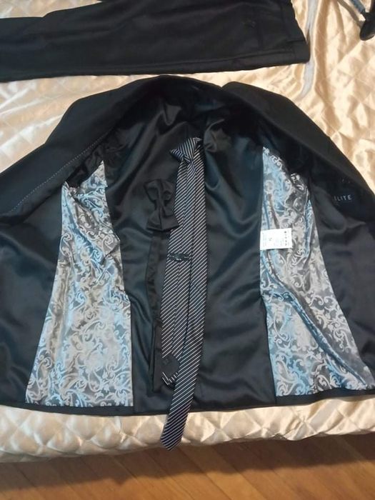 Мъжки костюм чисто нов