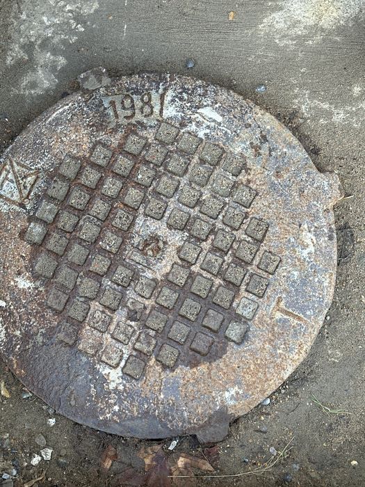 Крышка люка от колодца.