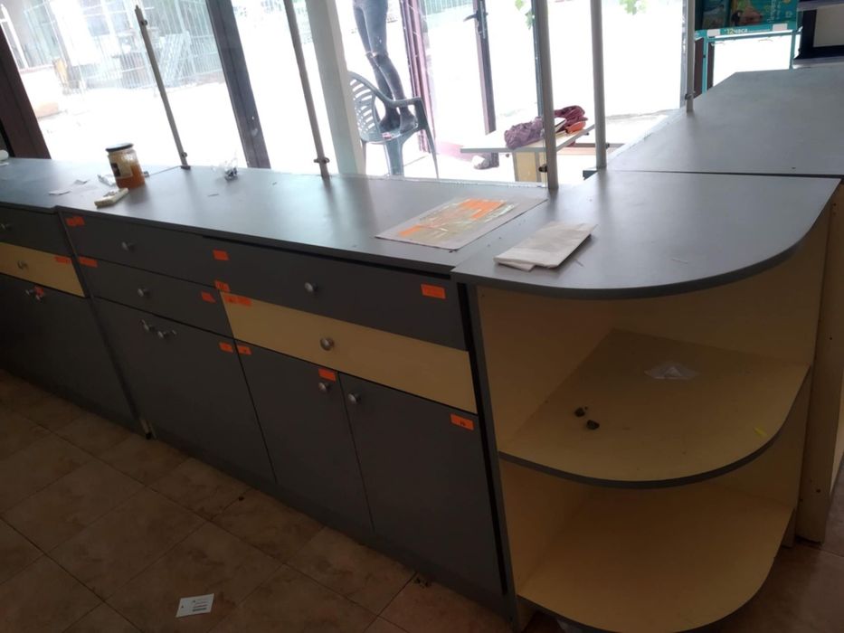 Оборудване, рафтове и шкафове за аптека/магазин