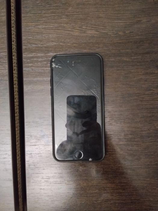 Продам iPhone SE 64 gb памяти