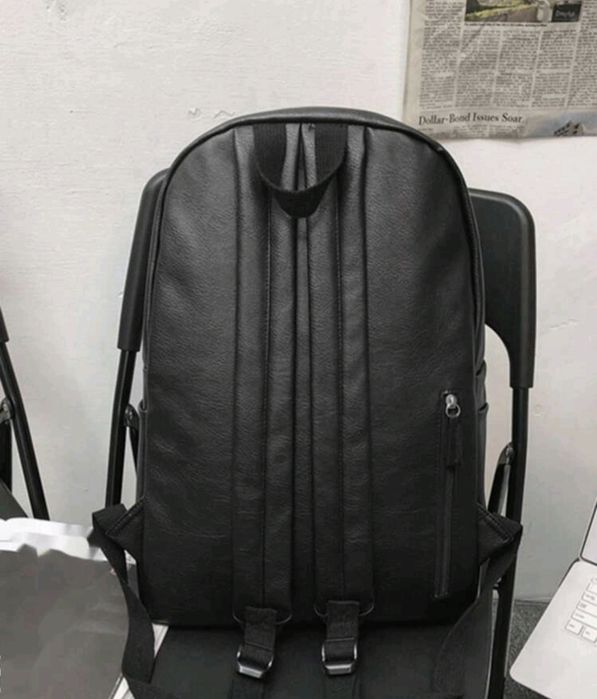 Rucsac negru din piele ecologică – stare foarte bună