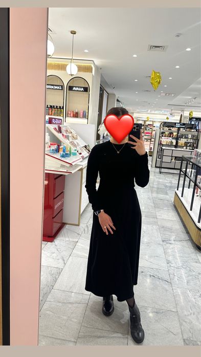 Силуэтное черное платье в размере m