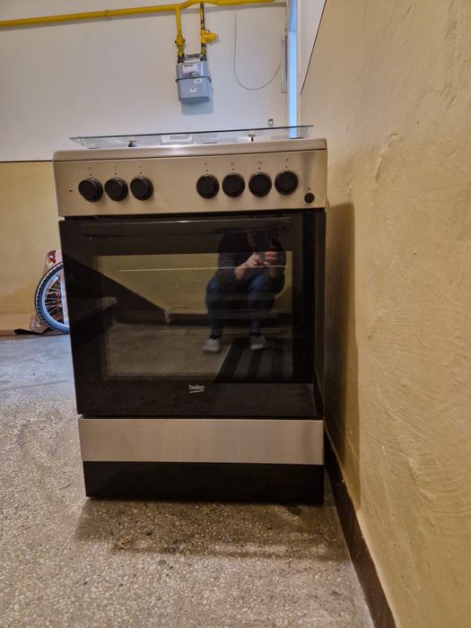 Vând aragaz Inox Beko