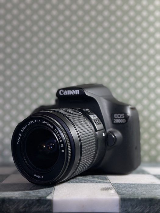 Canon EOS 2000D – kit complet pentru începători (DSLR 24 MP, Wi-Fi)