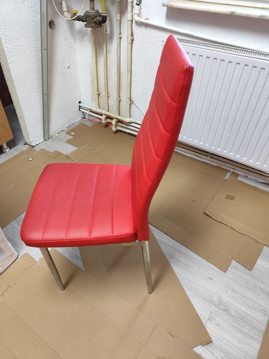 Masă sticlă extensibilă model deosebit plus 4 scaune culoare roșie.
