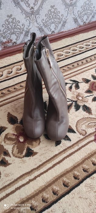 Продаю сапожки зимно осенние .