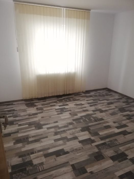 Închiriez apartament 3 camere pe str Stirbei Voda 158