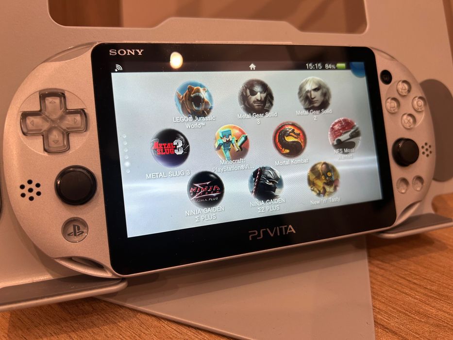 Playstation PS Vita 2000 Gri • Modată • 128GB Jocuri