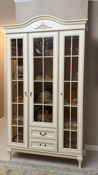 Продам шкаф витрину для гостиной