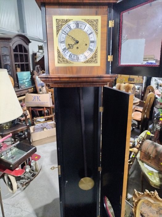 Голям паркетен часовник с тежести и махало