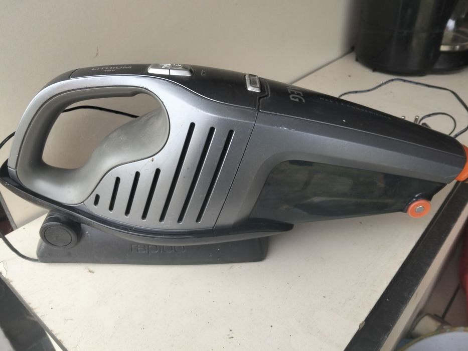 Aspirator de mână cu accumator